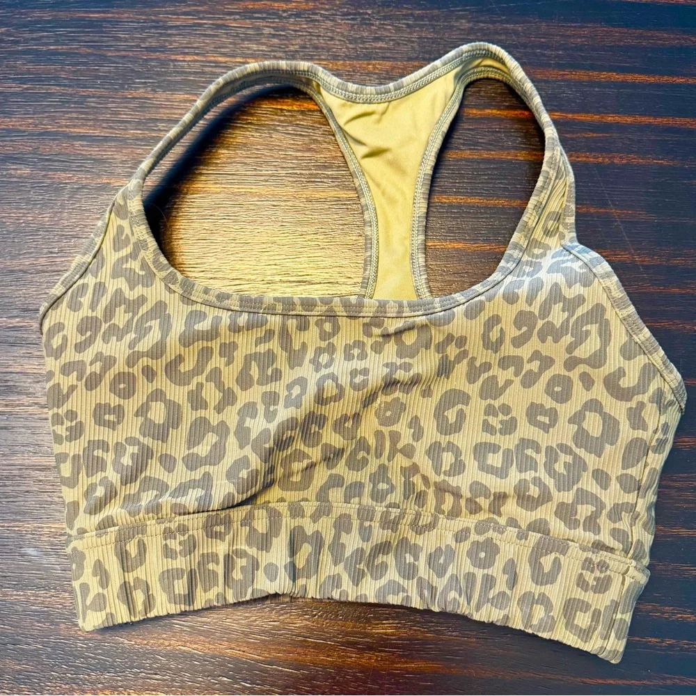 LOT (13 pieces) of running/workout clothes. - Picture 2 of 16